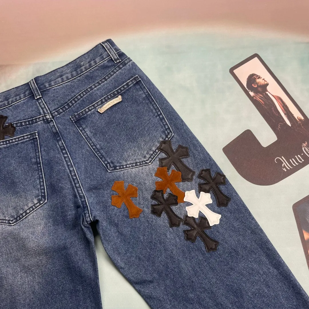 🅿️280 🔘Style number-KL125 🔘Cro Xin𝐂𝐡𝐫𝐨𝐦𝐞 𝐇𝐞𝐚𝐫𝐭 Matty Boy Sex Records series limited edition leather multi-color high street work jeans* [same style as Wang Chuqin] Among Cro Xin’s many items, this CH Jeans are the best. The production process is extremely complicated. The finished product needs to be washed first, then disassembled. The sheepskin cross skins are carefully sewn by hand, and then re-joined. The process is complicated and difficult to be detailed. Once you get it, you can intuitively feel the high-end texture that hits your face, and use your strength to explain what "good looks come first". It is made of beaded canvas fabric. After being washed with heavy water, the texture of the upper body becomes more mellow and the shape of the pants is also more straight. The whole trousers use three-dimensional cutting technology, and the shape is unique. The hardware is customized according to ZP genuine standards, and the thick beaded canvas fabric is not only soft after washing, but also has excellent breathability. Paired with an ingenious customized small leather label, the details are exquisite and simple yet elegant. The trousers are of exquisite workmanship, and every trace is neat and detailed, showing excellent quality.  Size: S M L XL XXL (28.30.32.34.36) Color: Blue